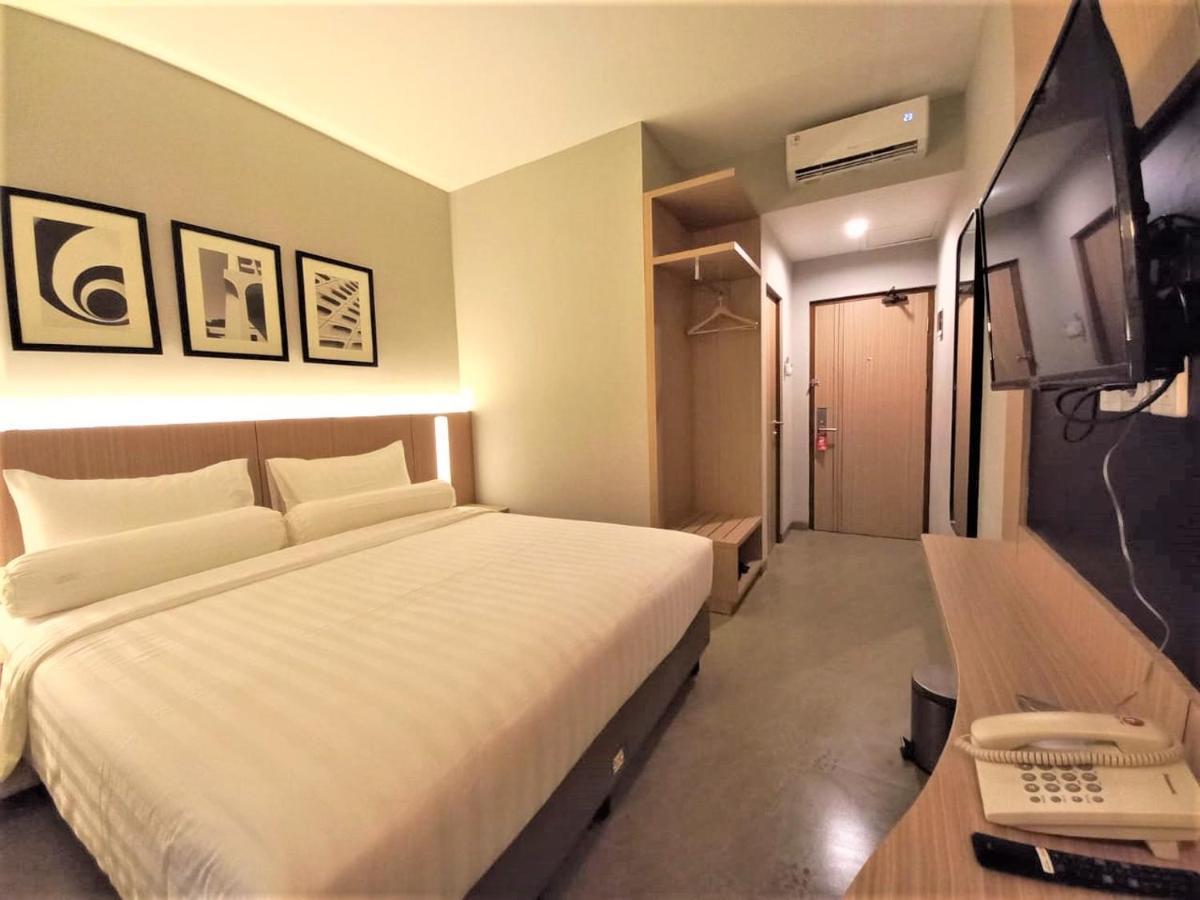 Front One King Hotel Tuban Tuban  Exterior photo