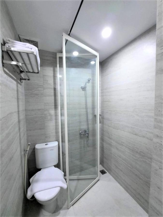 Front One King Hotel Tuban Tuban  Exterior photo