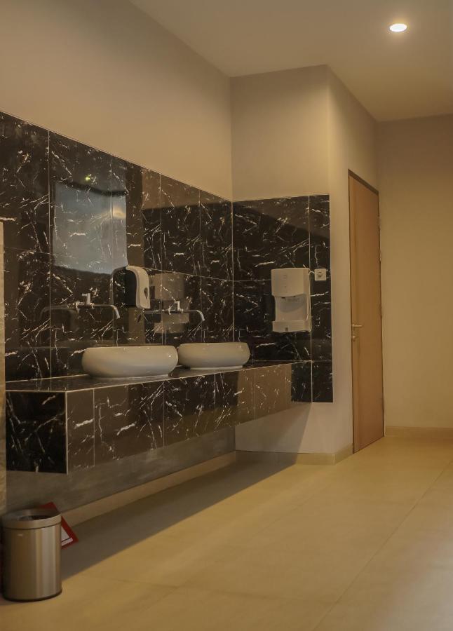 Front One King Hotel Tuban Tuban  Exterior photo