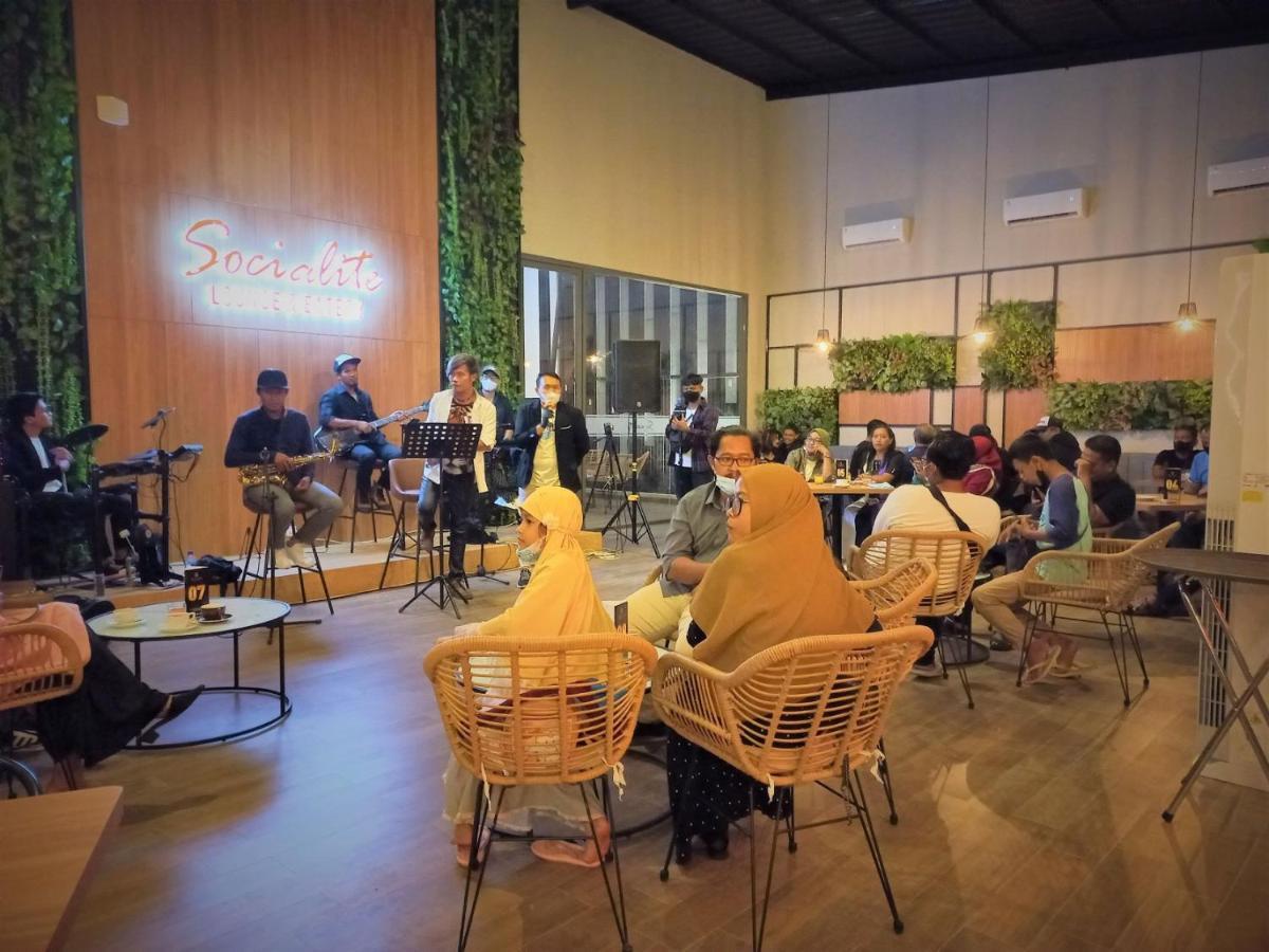 Front One King Hotel Tuban Tuban  Exterior photo