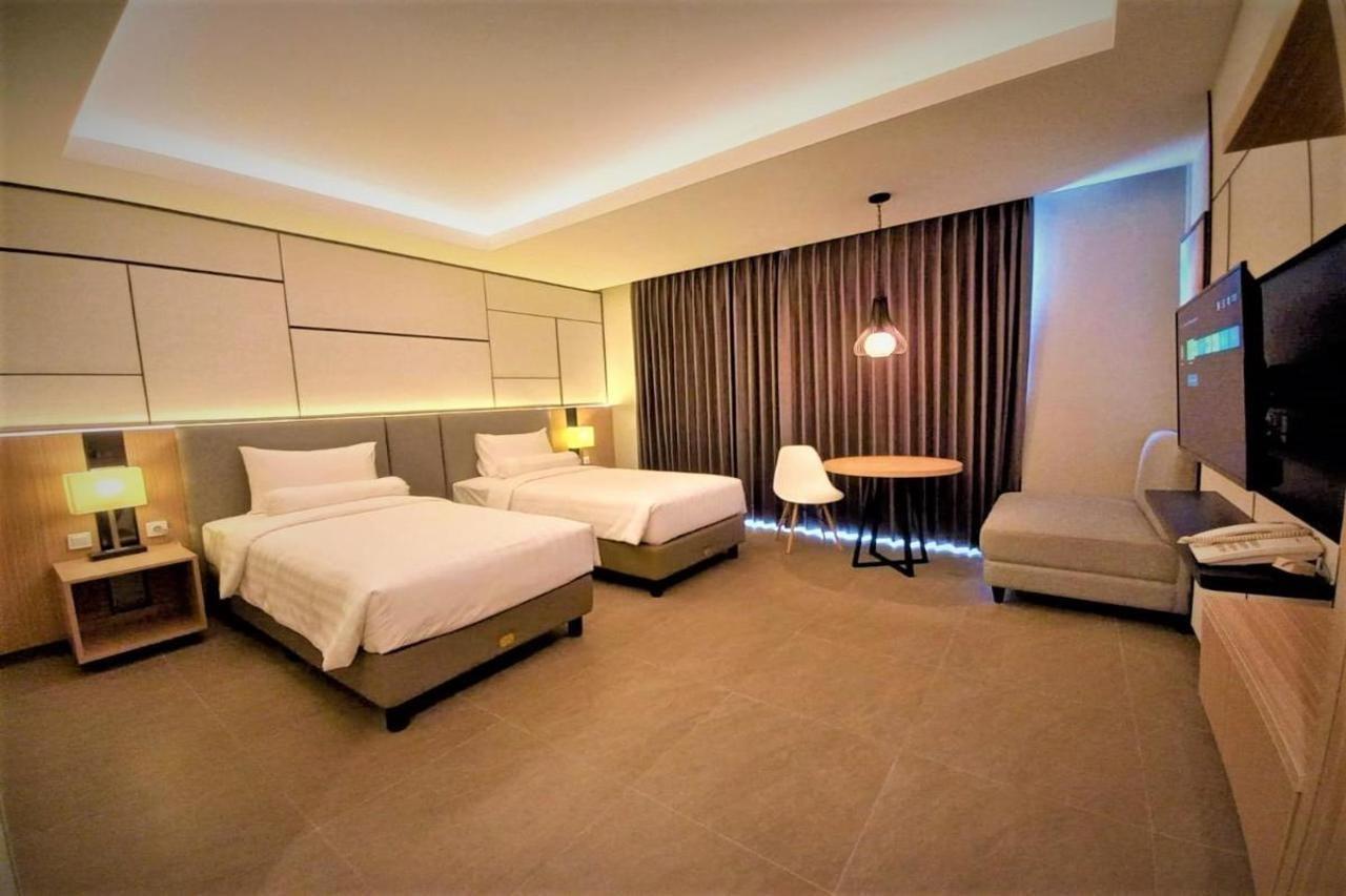Front One King Hotel Tuban Tuban  Exterior photo