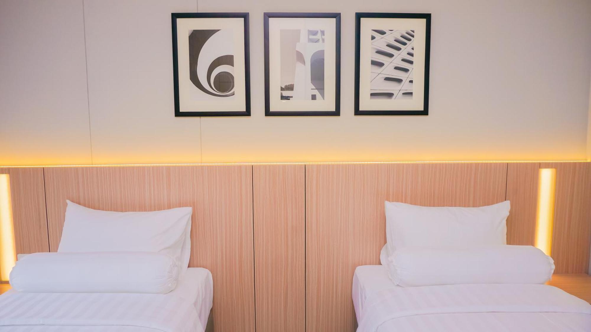 Front One King Hotel Tuban Tuban  Exterior photo